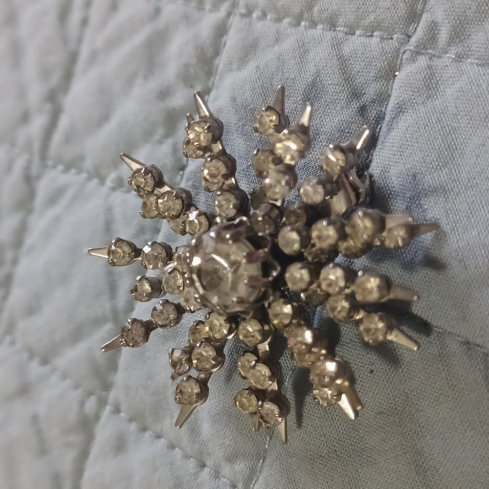 Rhinestone Starburst Brooch - Picture 5 of 5